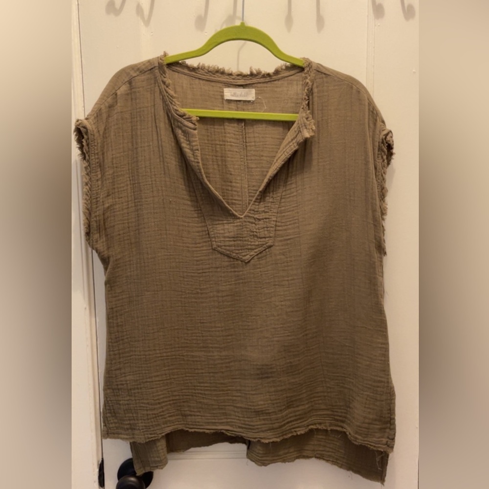 Bella Dahl V neck sage green distressed Blouse, size M